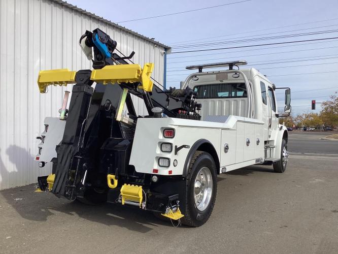 FREIGHTLINER BUSINESS CLASS M2 106 PLUS