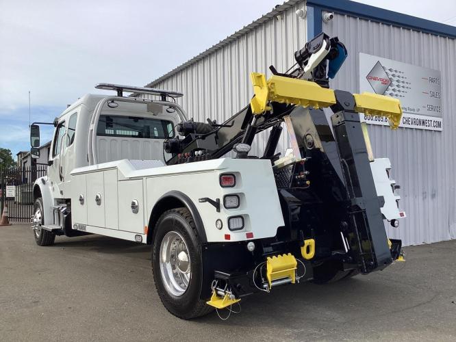 FREIGHTLINER BUSINESS CLASS M2 106 PLUS