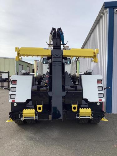 FREIGHTLINER BUSINESS CLASS M2 106 PLUS