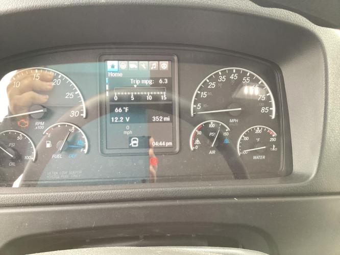 FREIGHTLINER BUSINESS CLASS M2 106 PLUS