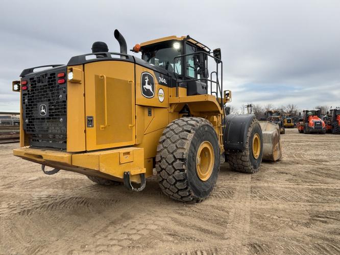 John Deere 744L