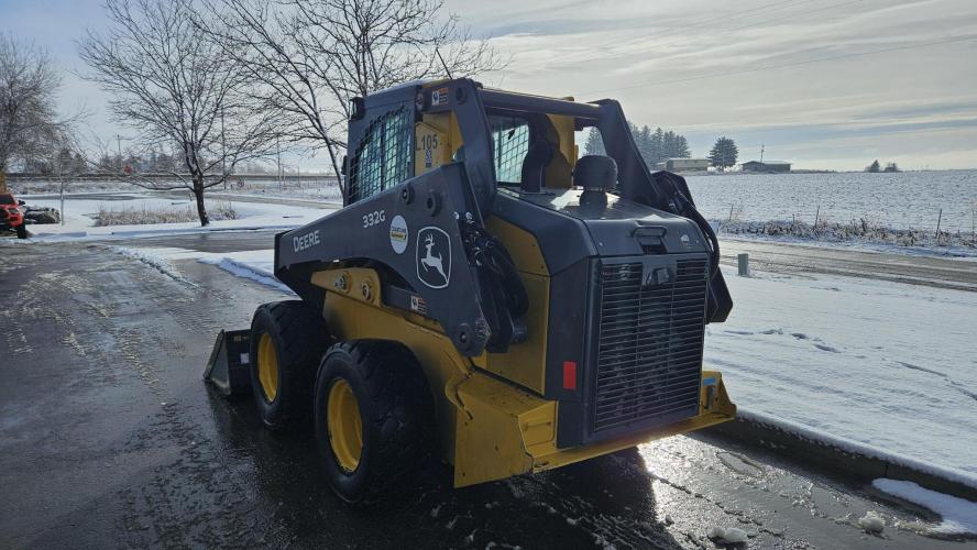 John Deere 332G
