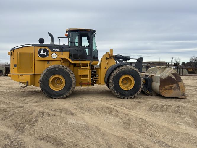 John Deere 744L