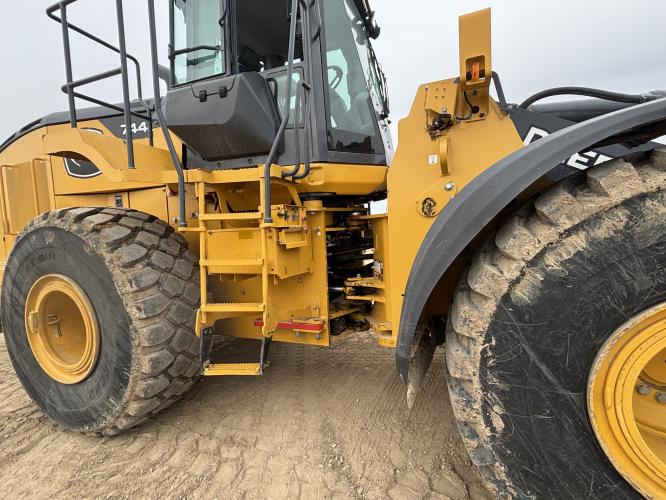 John Deere 744L