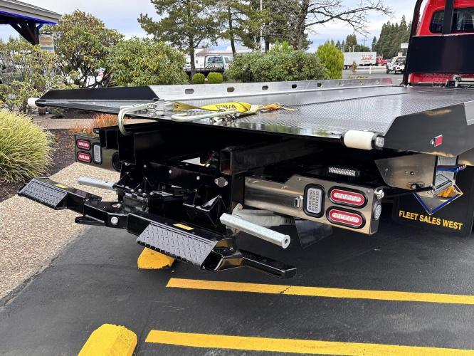 FREIGHTLINER BUSINESS CLASS M2 106 PLUS