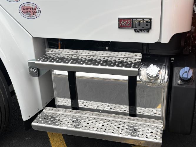 FREIGHTLINER BUSINESS CLASS M2 106 PLUS