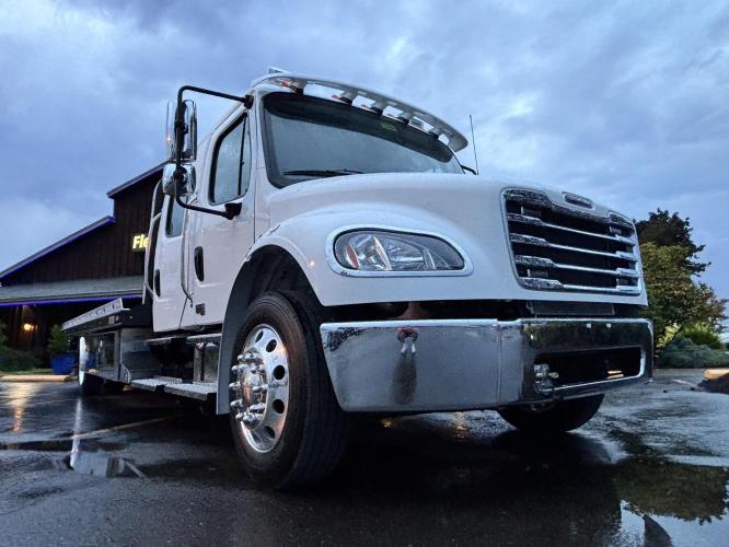 FREIGHTLINER BUSINESS CLASS M2 106 PLUS