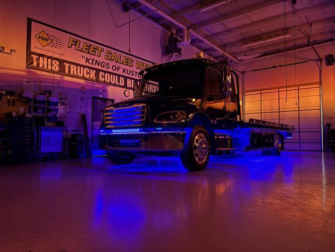 FREIGHTLINER BUSINESS CLASS M2 106 PLUS