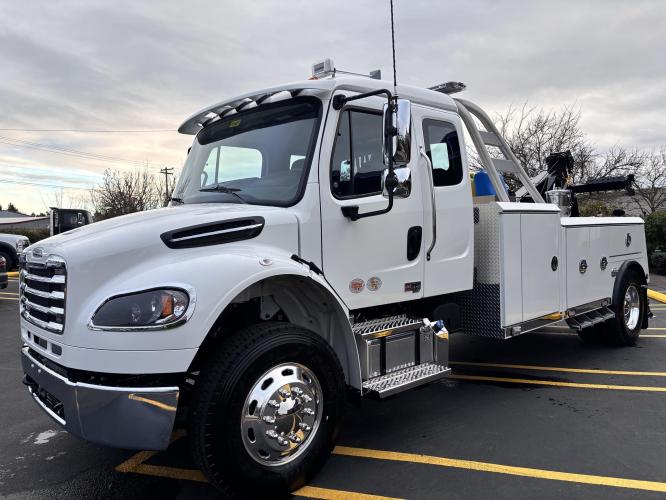 FREIGHTLINER BUSINESS CLASS M2 106 PLUS