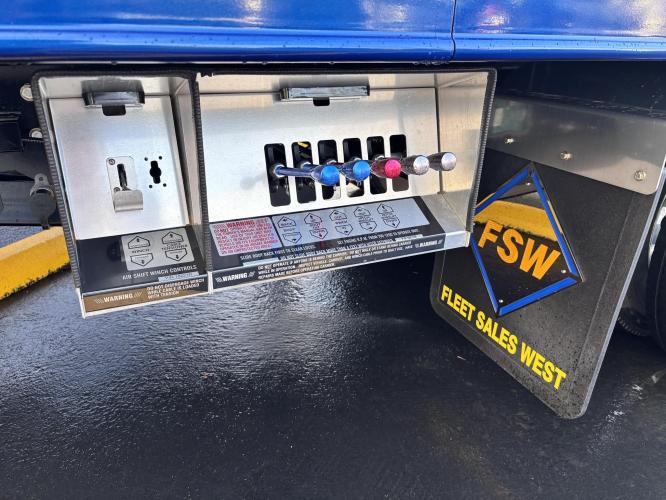 FREIGHTLINER BUSINESS CLASS M2 106 PLUS