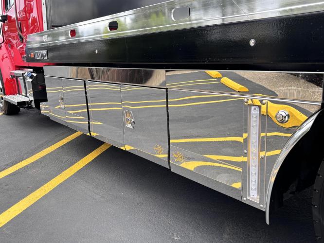 FREIGHTLINER BUSINESS CLASS M2 106 PLUS