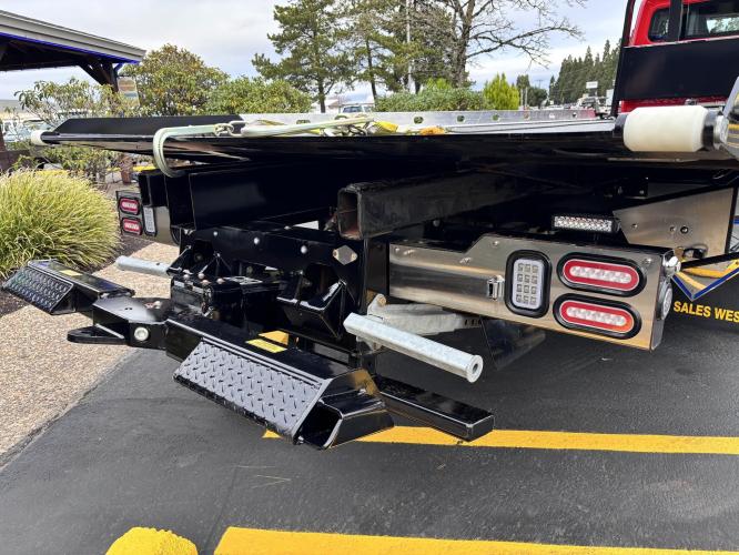 FREIGHTLINER BUSINESS CLASS M2 106 PLUS