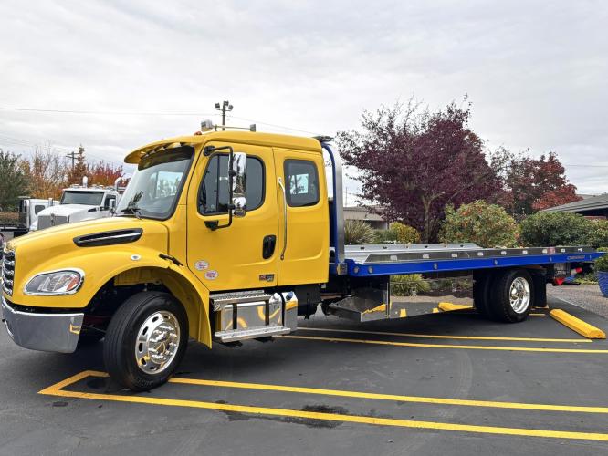 FREIGHTLINER BUSINESS CLASS M2 106 PLUS