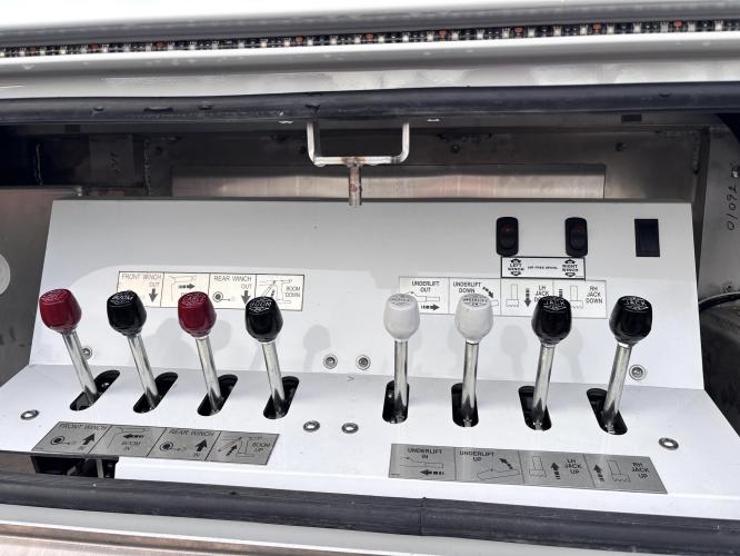 FREIGHTLINER BUSINESS CLASS M2 106 PLUS