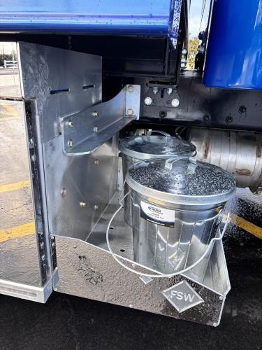 FREIGHTLINER BUSINESS CLASS M2 106 PLUS