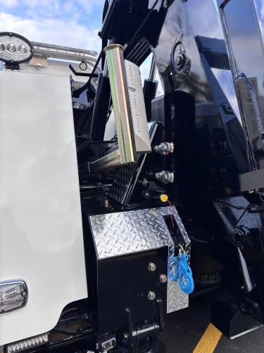 FREIGHTLINER BUSINESS CLASS M2 106 PLUS