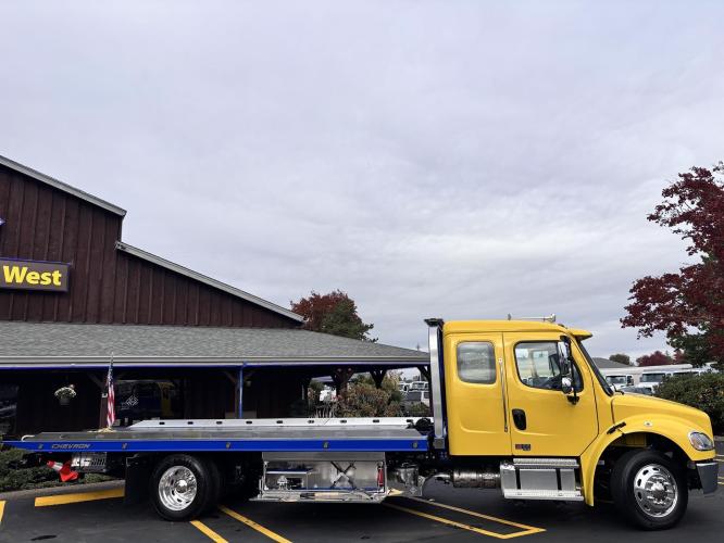 FREIGHTLINER BUSINESS CLASS M2 106 PLUS