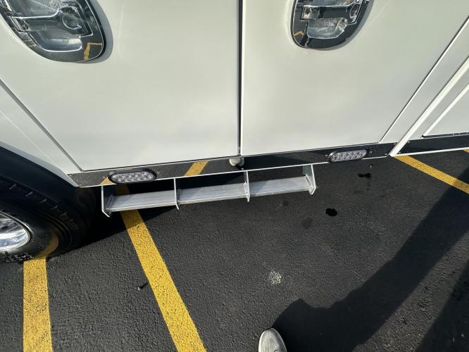 FREIGHTLINER BUSINESS CLASS M2 106 PLUS