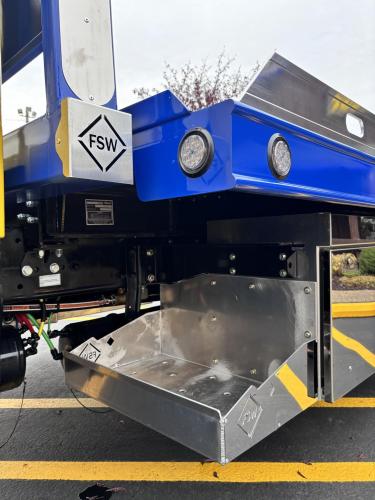 FREIGHTLINER BUSINESS CLASS M2 106 PLUS