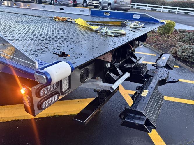 FREIGHTLINER BUSINESS CLASS M2 106 PLUS