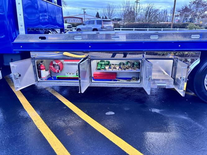 FREIGHTLINER BUSINESS CLASS M2 106 PLUS