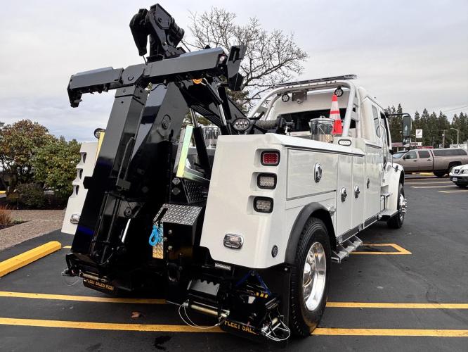 FREIGHTLINER BUSINESS CLASS M2 106 PLUS