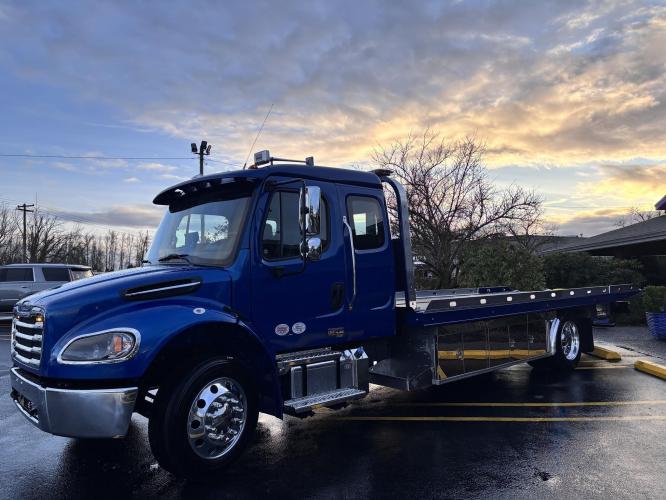 FREIGHTLINER BUSINESS CLASS M2 106 PLUS