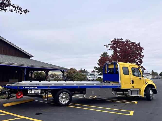 FREIGHTLINER BUSINESS CLASS M2 106 PLUS