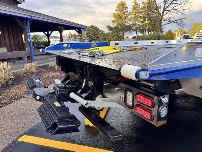 FREIGHTLINER BUSINESS CLASS M2 106 PLUS