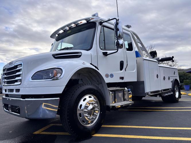 FREIGHTLINER BUSINESS CLASS M2 106 PLUS