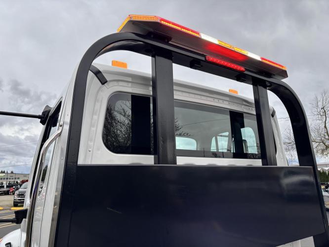 FREIGHTLINER BUSINESS CLASS M2 106 PLUS