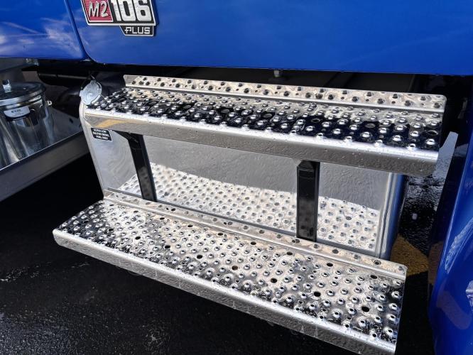 FREIGHTLINER BUSINESS CLASS M2 106 PLUS