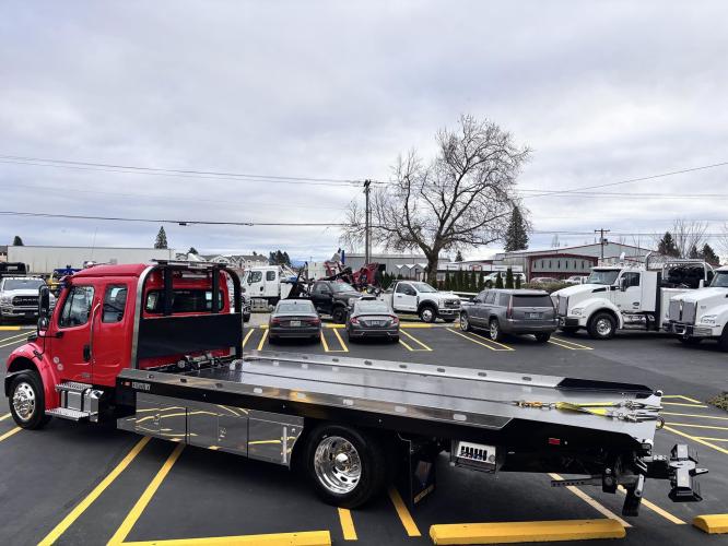 FREIGHTLINER BUSINESS CLASS M2 106 PLUS