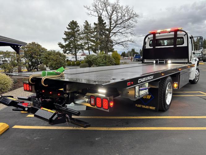 FREIGHTLINER BUSINESS CLASS M2 106 PLUS