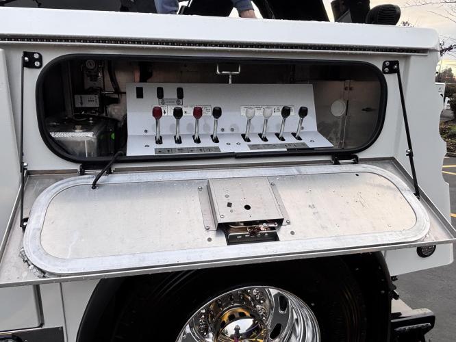 FREIGHTLINER BUSINESS CLASS M2 106 PLUS