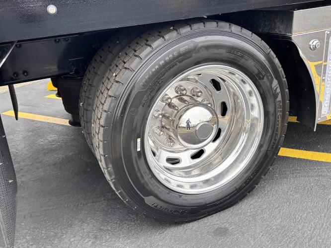 FREIGHTLINER BUSINESS CLASS M2 106 PLUS