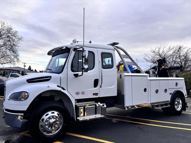 FREIGHTLINER BUSINESS CLASS M2 106 PLUS
