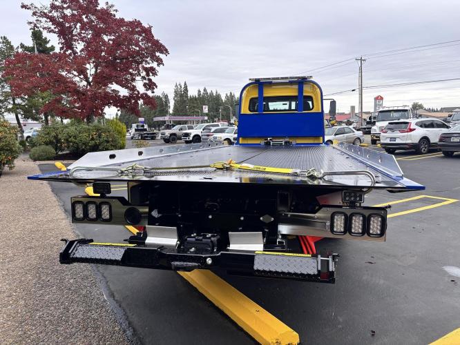 FREIGHTLINER BUSINESS CLASS M2 106 PLUS