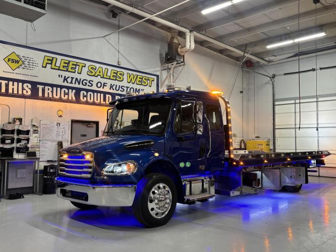 FREIGHTLINER BUSINESS CLASS M2 106 PLUS