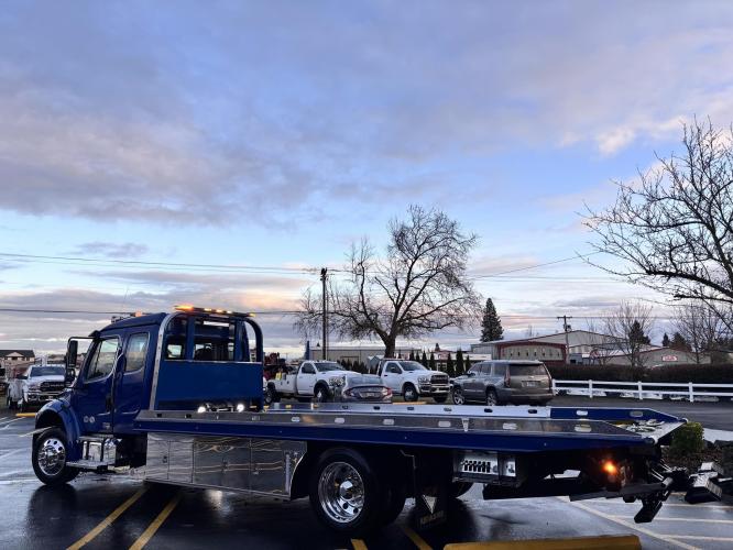 FREIGHTLINER BUSINESS CLASS M2 106 PLUS