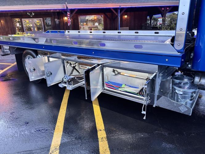 FREIGHTLINER BUSINESS CLASS M2 106 PLUS