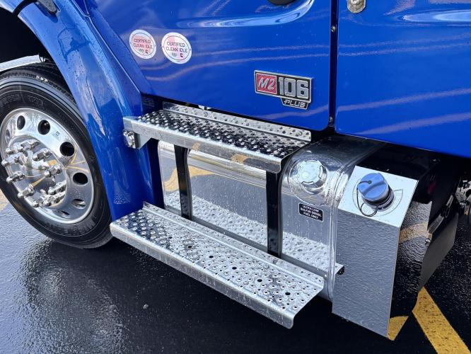 FREIGHTLINER BUSINESS CLASS M2 106 PLUS