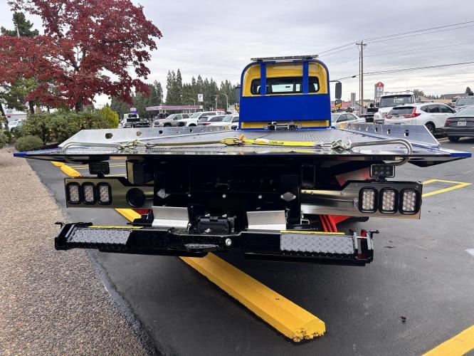 FREIGHTLINER BUSINESS CLASS M2 106 PLUS