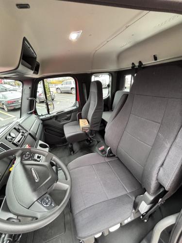 FREIGHTLINER BUSINESS CLASS M2 106 PLUS