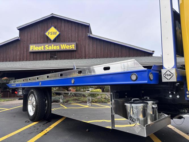 FREIGHTLINER BUSINESS CLASS M2 106 PLUS