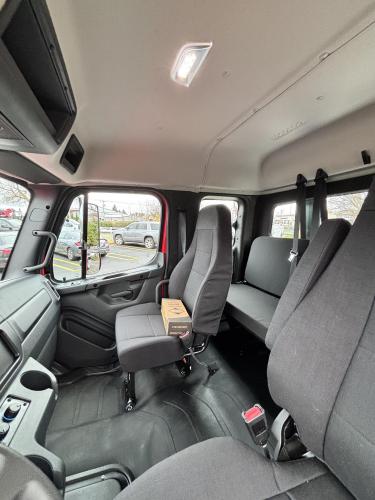 FREIGHTLINER BUSINESS CLASS M2 106 PLUS