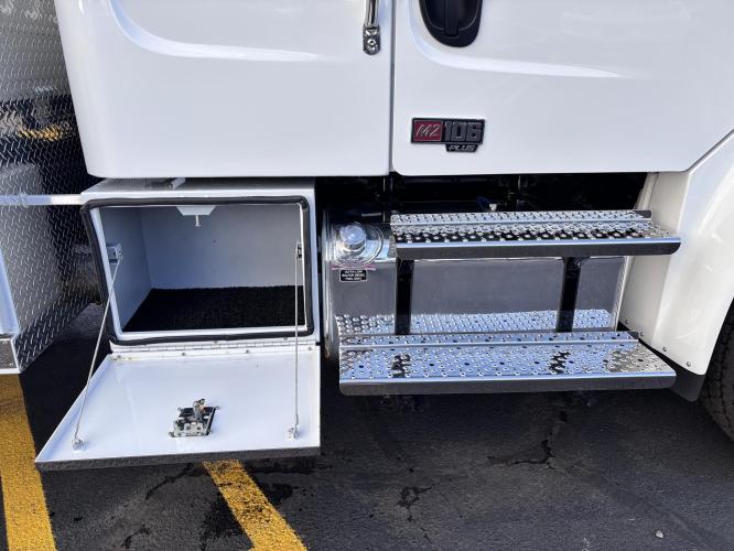 FREIGHTLINER BUSINESS CLASS M2 106 PLUS