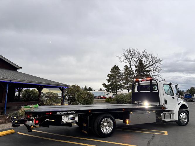 FREIGHTLINER BUSINESS CLASS M2 106 PLUS