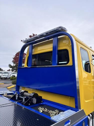 FREIGHTLINER BUSINESS CLASS M2 106 PLUS