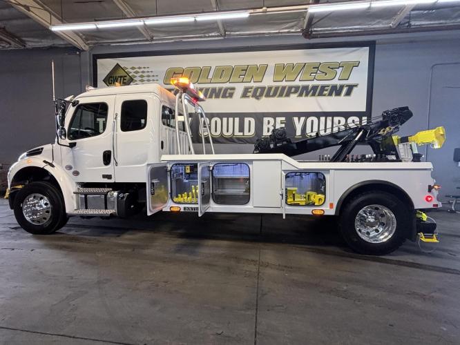 FREIGHTLINER BUSINESS CLASS M2 106 PLUS